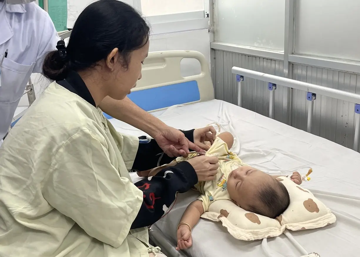 Bác sĩ hướng dẫn giải pháp phòng bệnh tay chân miệng khi số ca mắc tăng gấp 5 lần