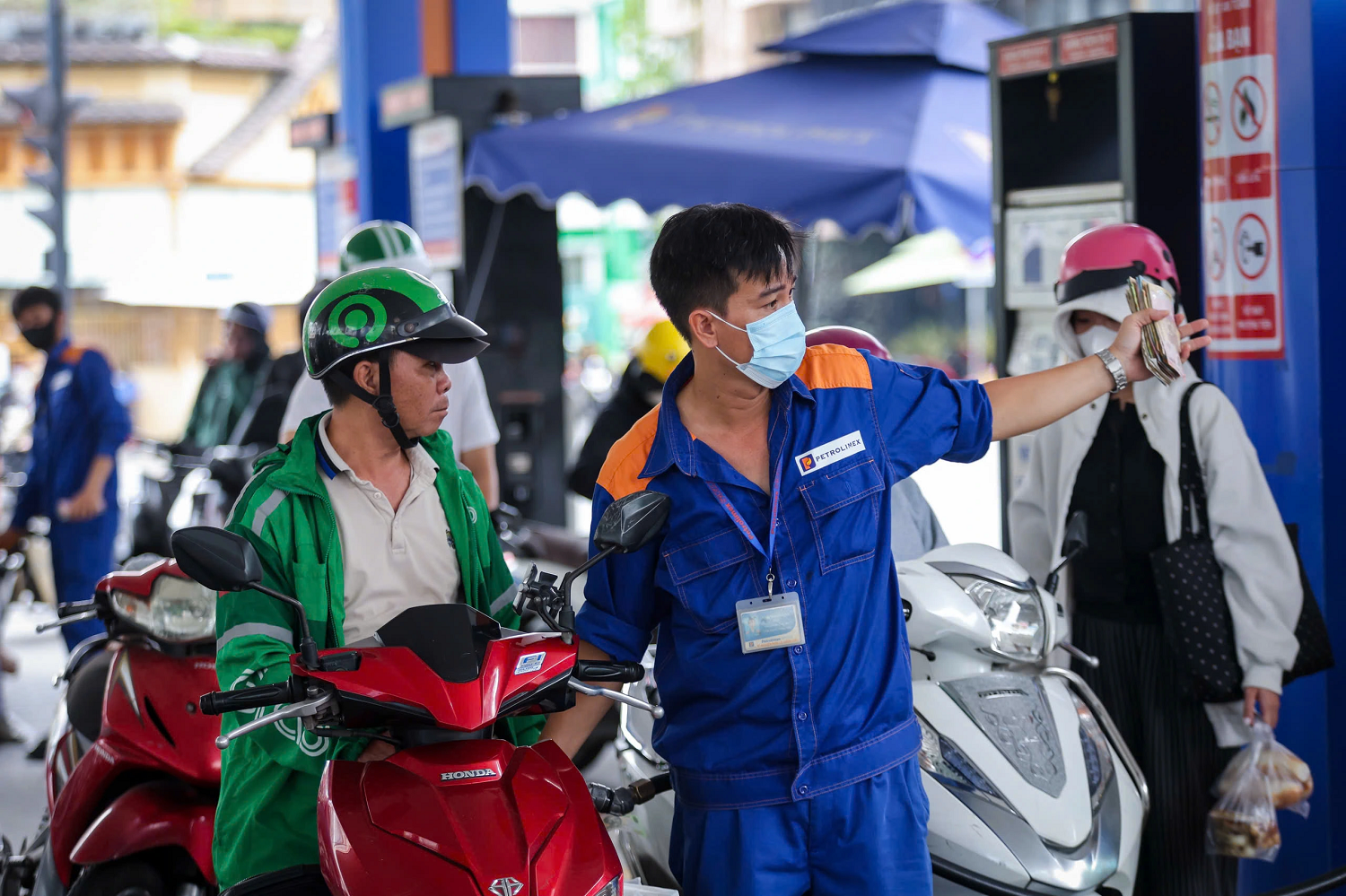 Giá xăng RON 95 vượt mốc 30.000 đồng/lít