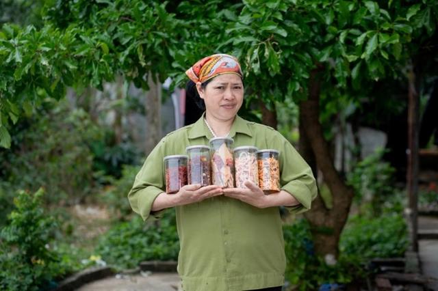 Nữ nông dân U60 lên TikTok bán chân gà, snack… thu gần 230 tỷ đồng trong vòng 1 năm