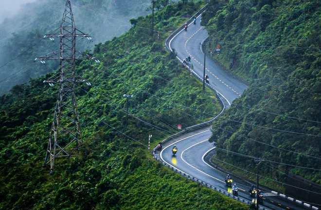 Huy động nhân công, máy móc hiện đại làm việc hơn 1.600 ngày đêm, hoàn thành hầm xuyên núi dài nhất Việt Nam, giữ kỷ lục Đông Nam Á suốt 20 năm