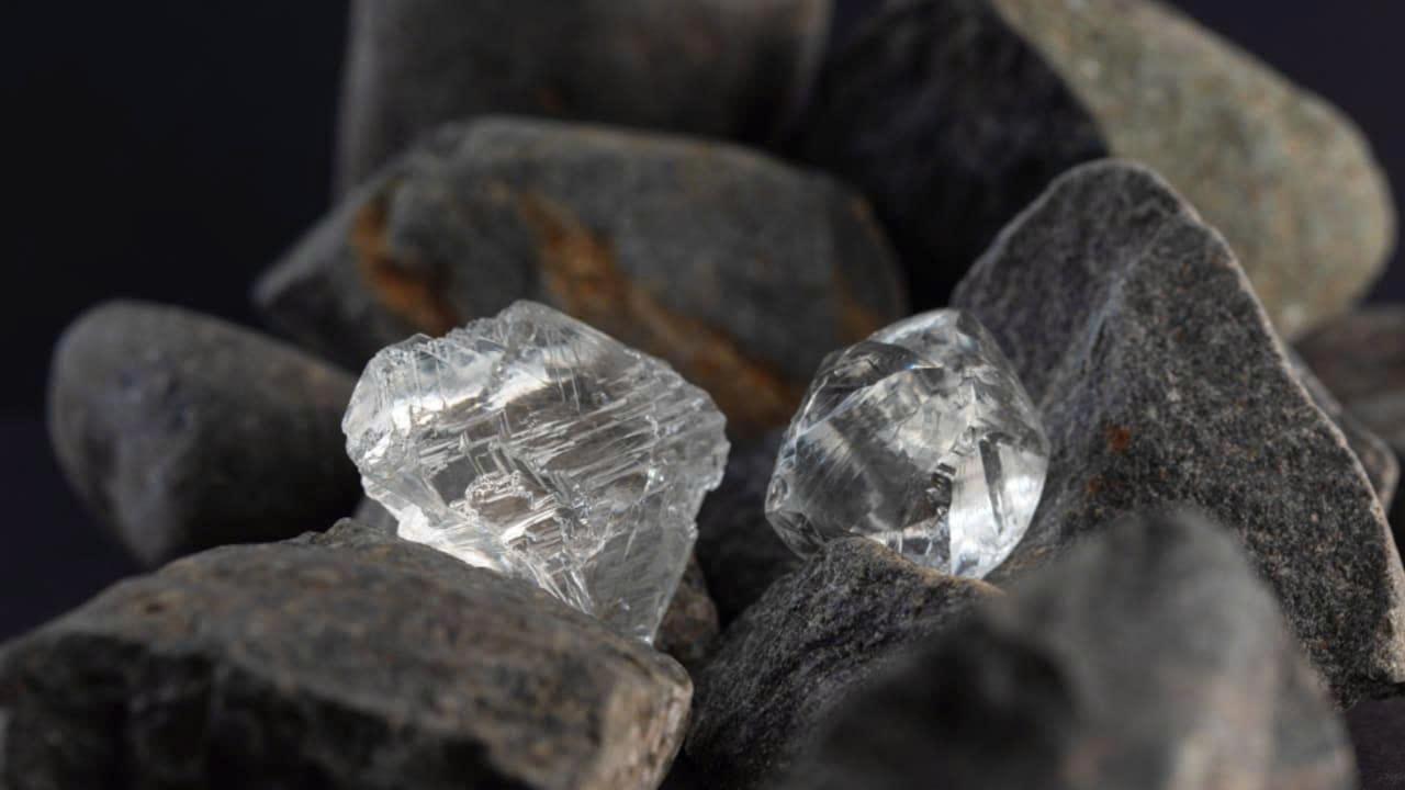 Lần đầu tiên trong lịch sử: Con người chế tạo thành công vật liệu ‘soán ngôi’ kim cương, chịu được 200.000 lần áp suất khí quyển và 10 giờ nung nấu