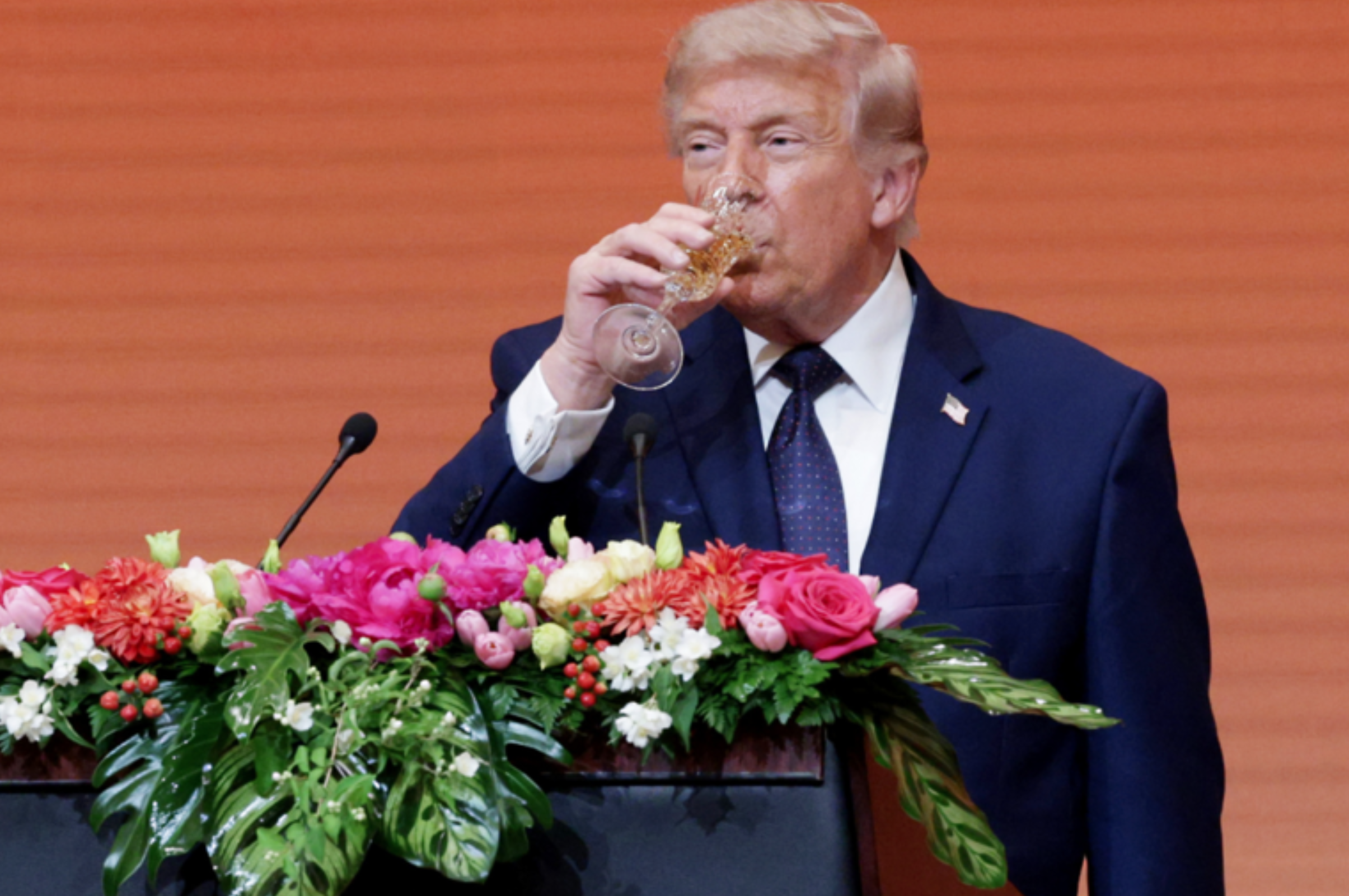 Ông Trump bất ngờ nuốt lời thề kiêng rượu suốt đời khi dự đại tiệc ở Trung Quốc, tạo khoảnh khắc ‘gây sốt’ cộng đồng mạng