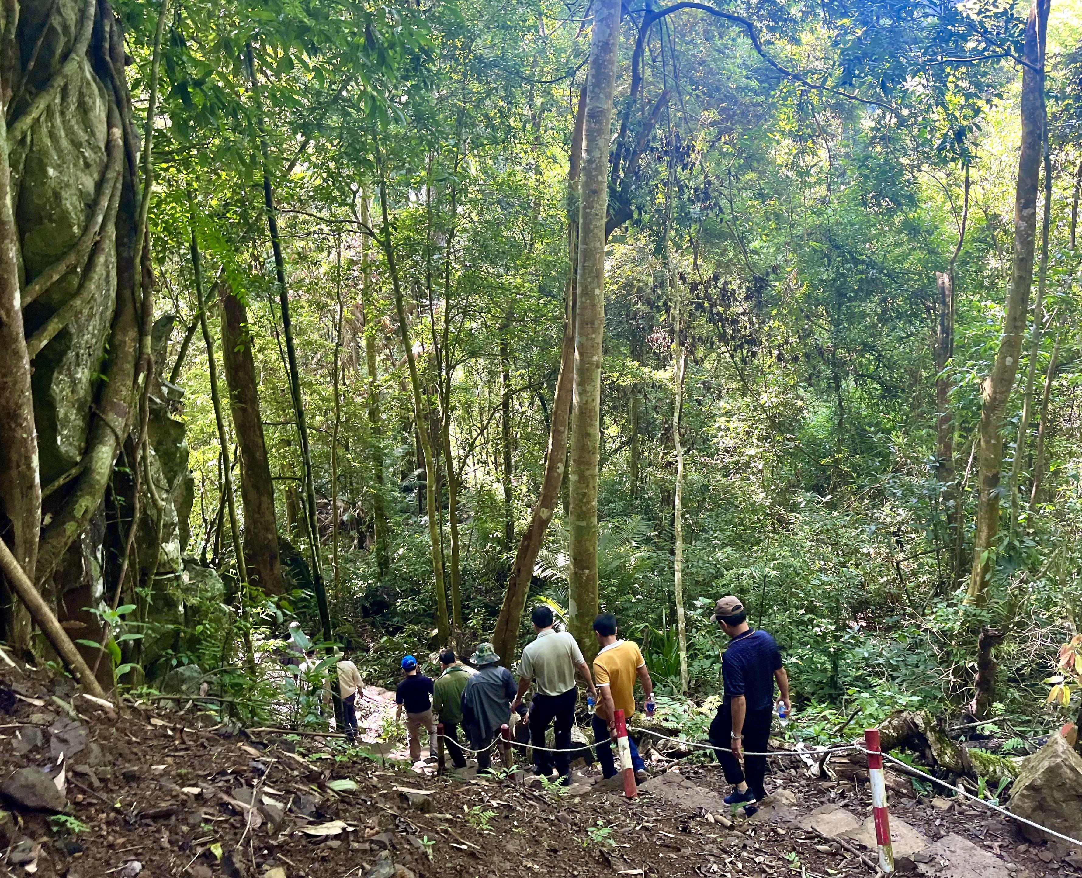du-khach-se-di-bo-them-khoang-1-km-de-vao-den-chan-thac_1784196530.jpeg