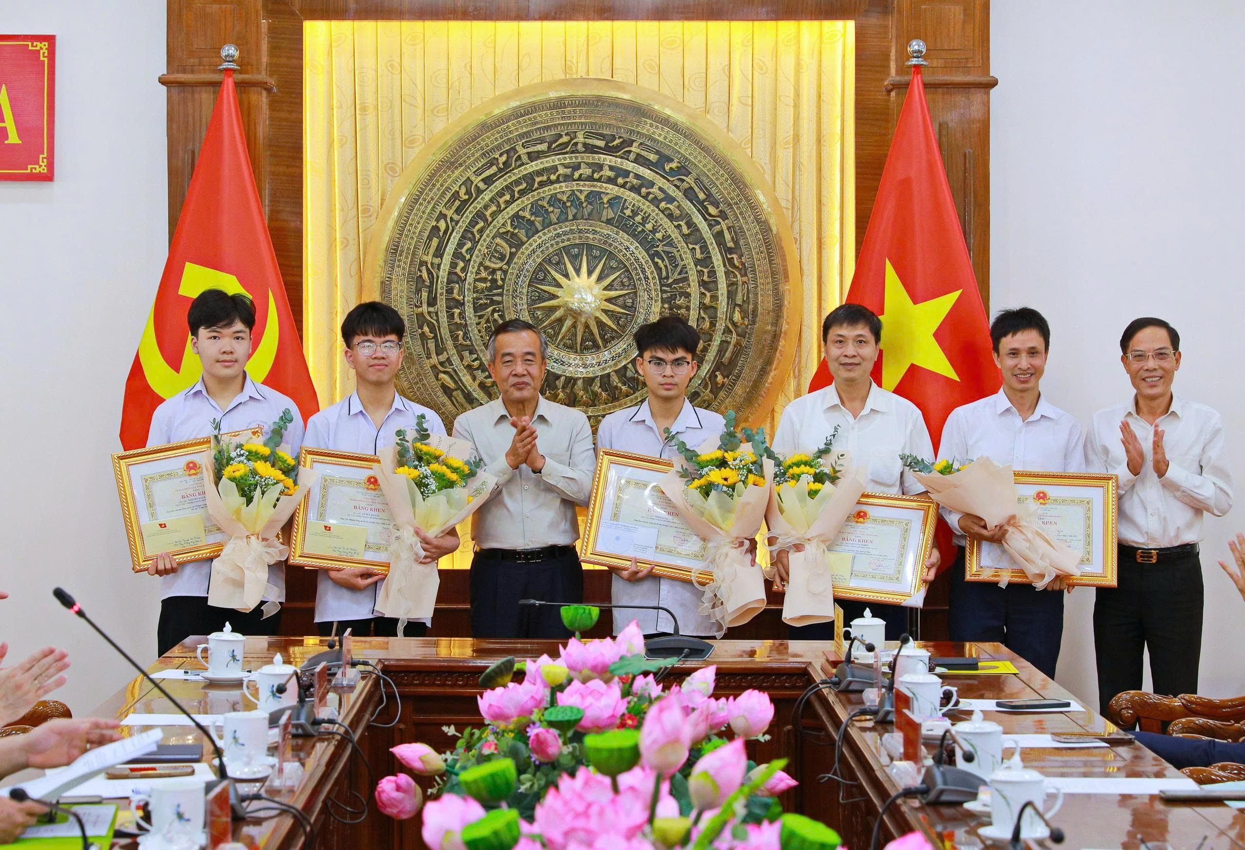 Thanh Hoá vinh danh những gương mặt xuất sắc của giáo dục trên đấu trường quốc tế Thanh Hoá vinh danh những gương mặt xuất sắc của giáo dục trên đấu trường quốc tế