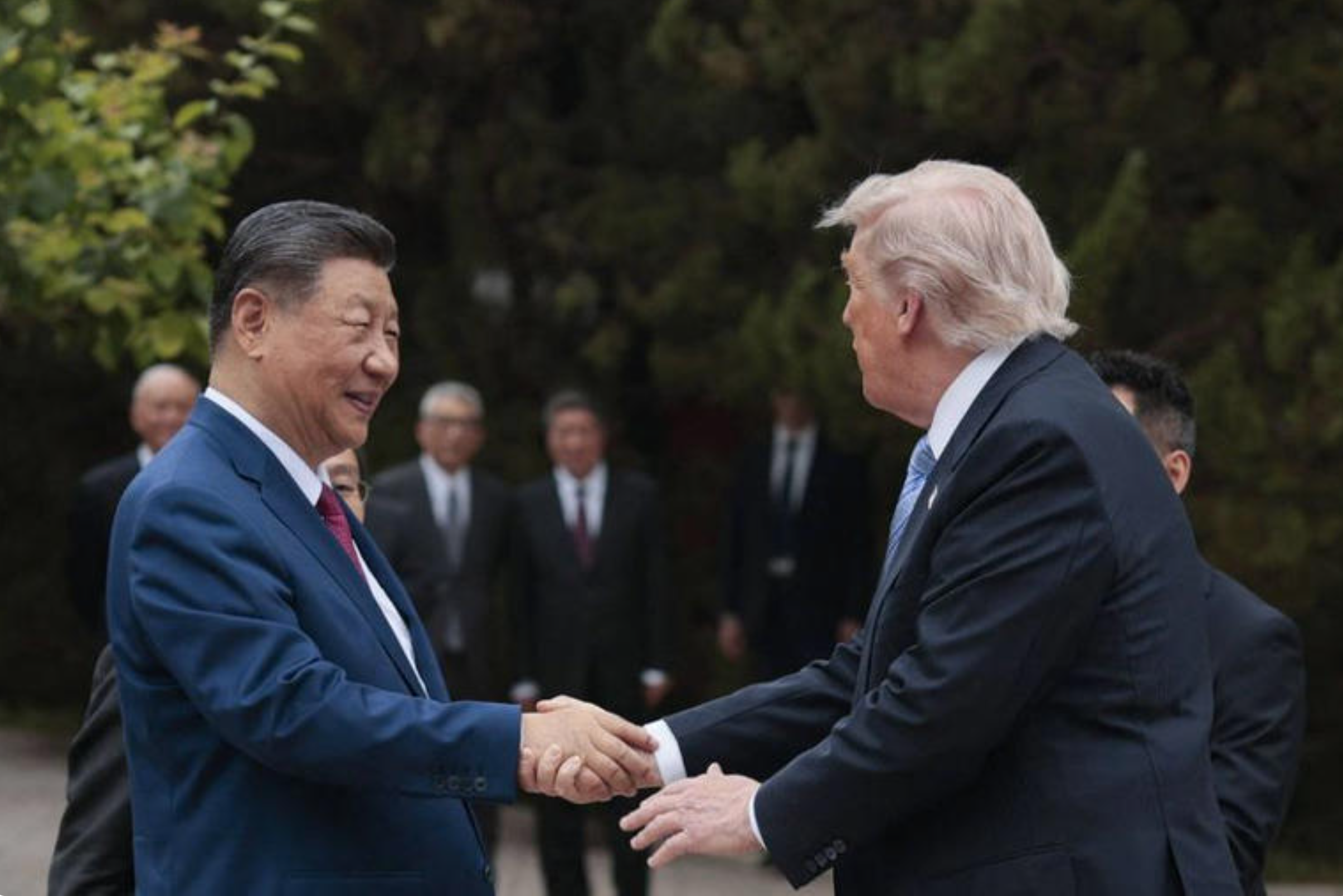 Phái đoàn của ông Trump phải tiêu hủy điện thoại, vứt hết giấy tờ tùy thân trước khi rời Trung Quốc vì lẽ gì?