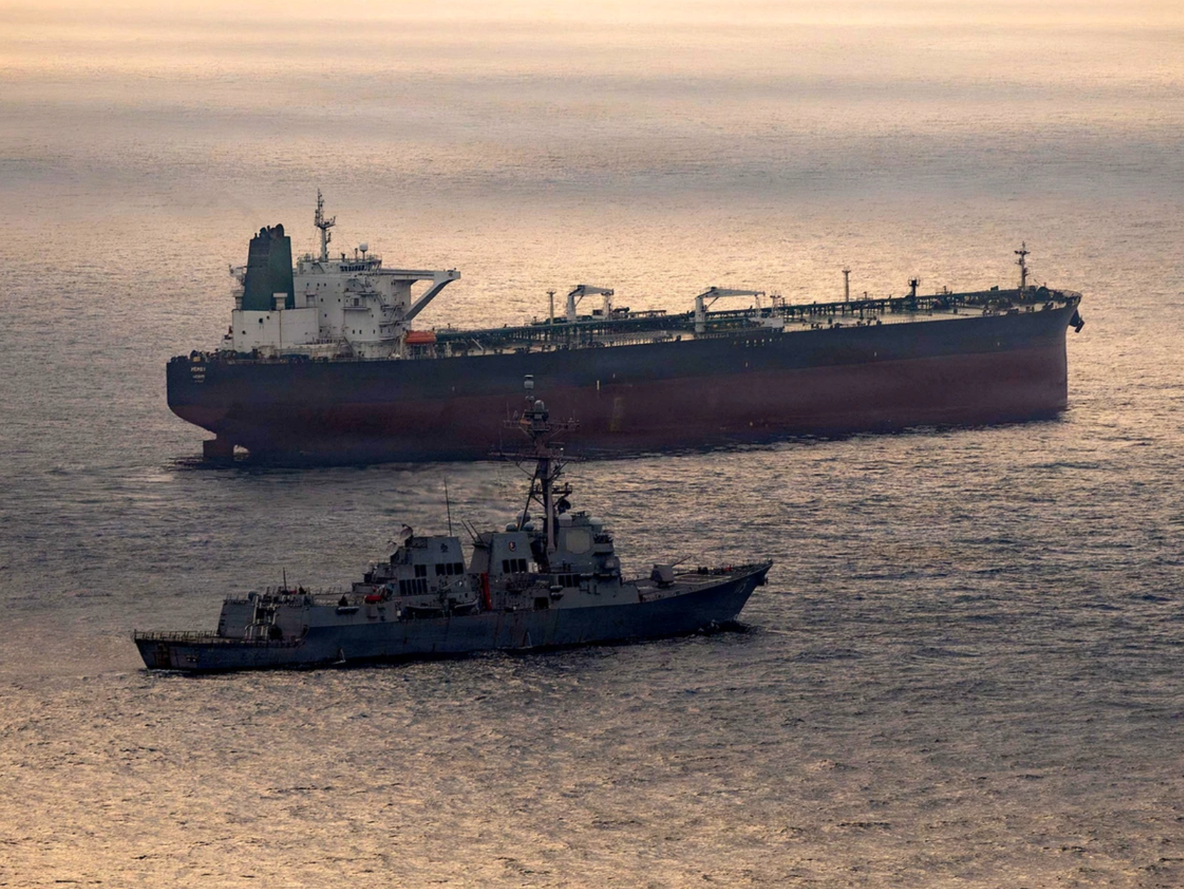 Iran ‘bật đèn xanh’ cho hàng loạt siêu tàu rời Hormuz, những nước nào được qua?