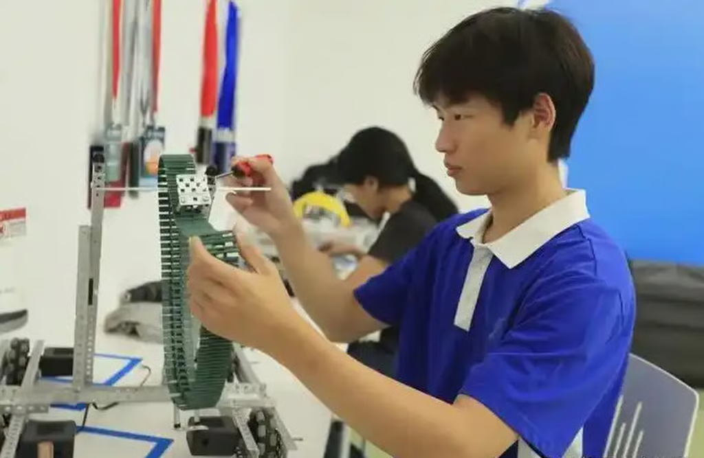 Nam sinh 19 tuổi điều hành 2 công ty công nghệ, từng vừa đi học vừa giao đồ ăn để 'nuôi startup'
