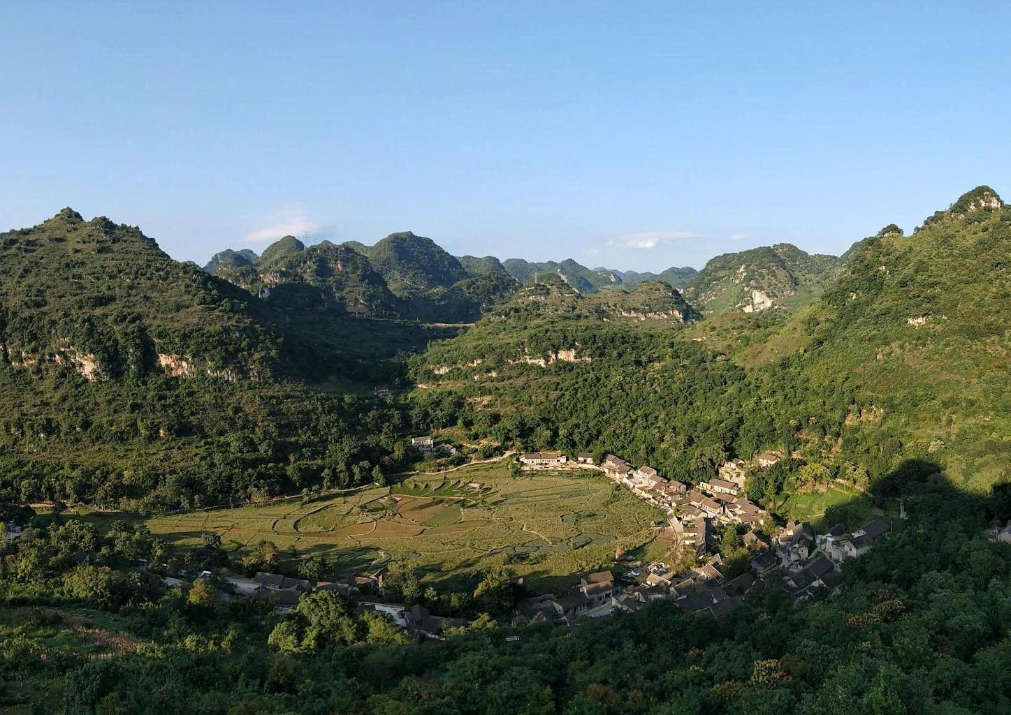 Phát hiện ngôi làng nằm gọn dưới hố sụt sâu 600m, chỉ có một lối ra vào duy nhất, đẹp như phim cổ trang