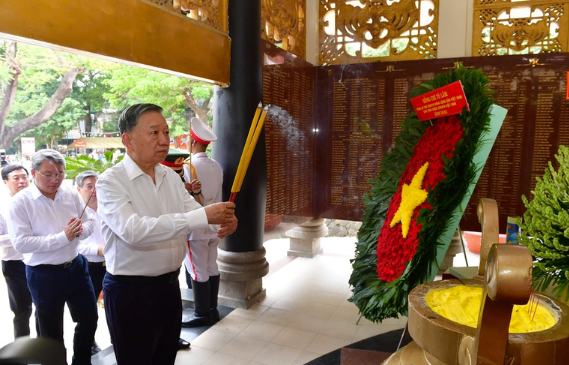 Tổng Bí thư, Chủ tịch nước Tô Lâm dâng hương tưởng niệm các Anh hùng liệt sĩ tại Công viên Lê Thị Riêng