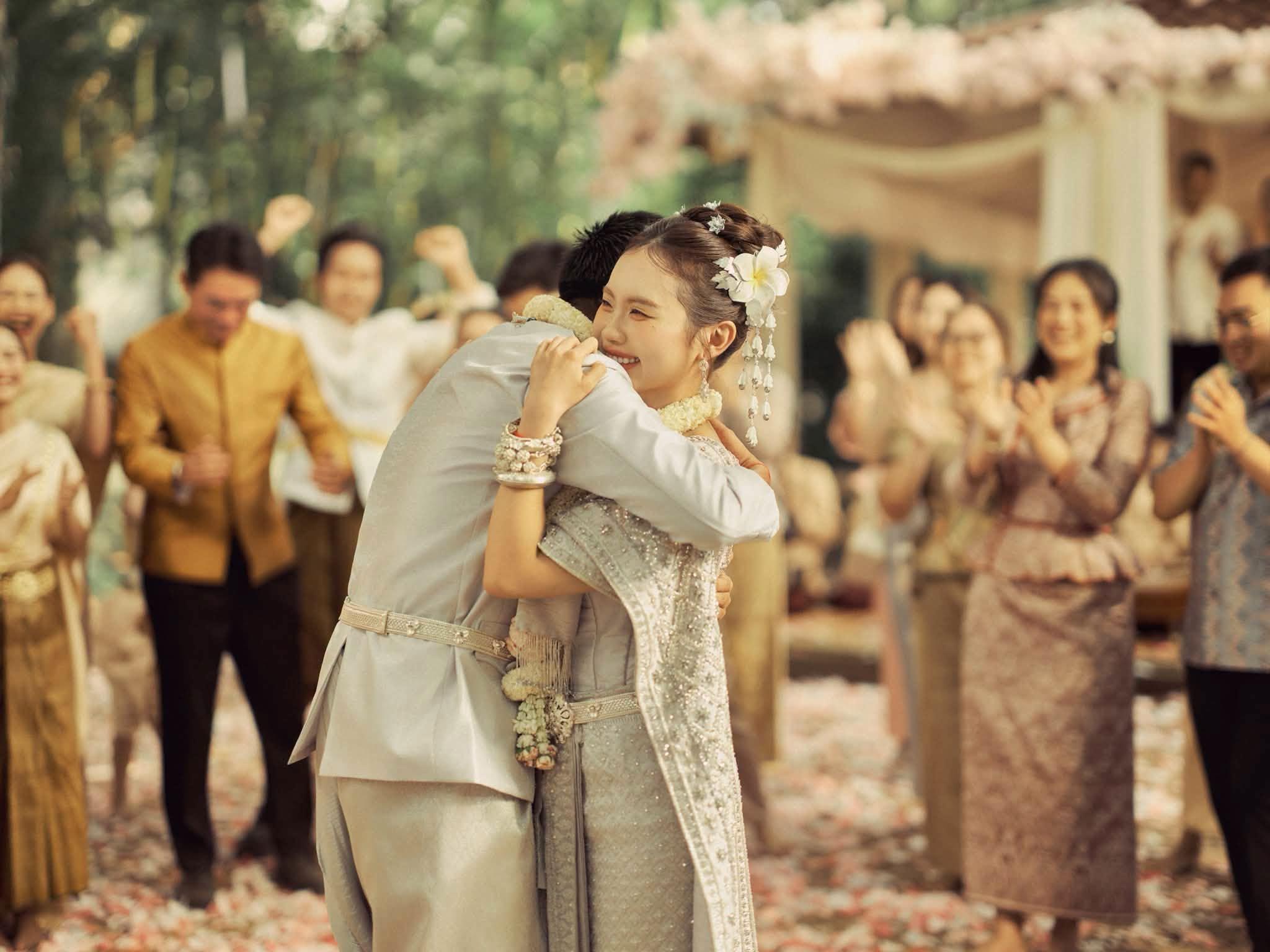 Phương Mỹ Chi nhận phong bì 'mừng cưới' 500 triệu đồng