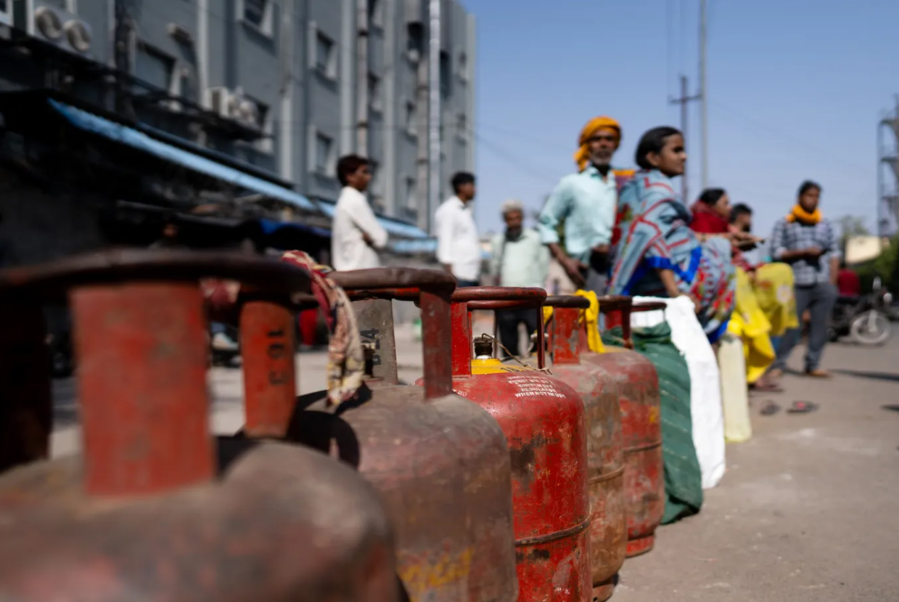 Siêu cường châu Á cạn kiệt khí đốt, dân quay về dùng bếp củi vì xếp hàng xuyên đêm không mua nổi bình gas