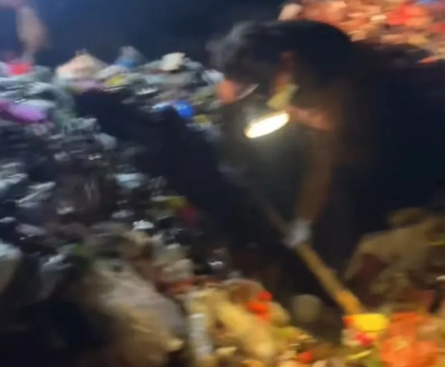 Thức xuyên đêm lục tung 10 tấn rác, người phụ nữ tìm lại số vàng trị giá hơn 5,7 tỷ đồng bị chị gái vứt bỏ