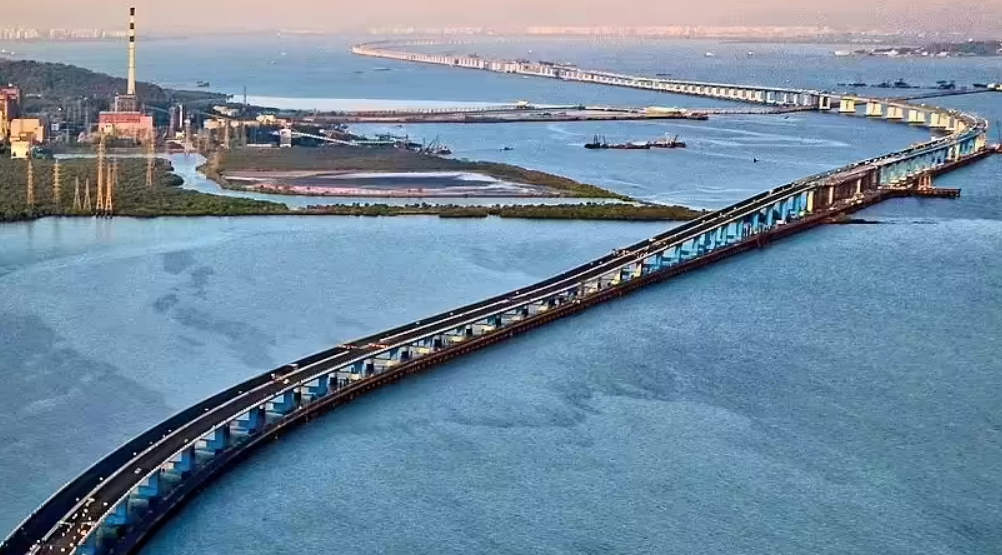 17.000 công nhân, 1.500 kỹ sư hoàn tất xây dựng cầu vượt biển dài 22km, rút ngắn hành trình từ 2 giờ xuống 20 phút