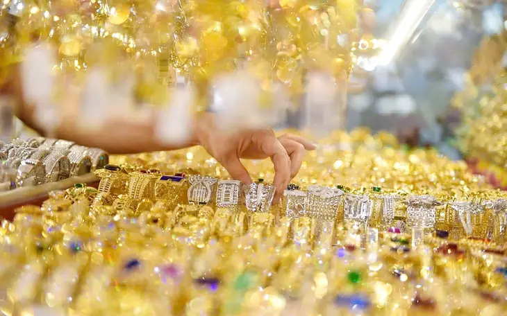 Giá vàng đi ngang, giới đầu tư đặt cược vào kịch bản lãi suất của Fed