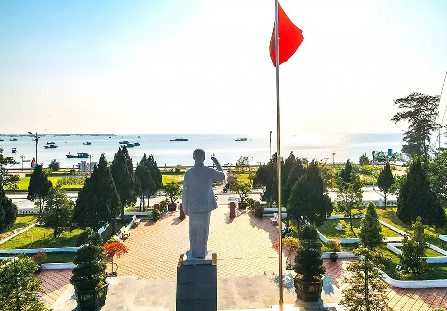 Nơi duy nhất được phép dựng tượng đài Bác Hồ khi Người còn sống: Từ huyện đảo nghèo vươn mình thành 'hòn ngọc xanh', thu hơn 1.110 tỷ từ du lịch