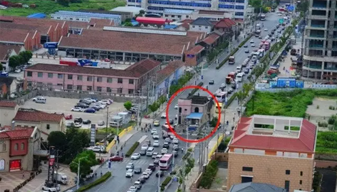 Đòi đủ 6 căn nhà trung tâm, gần 400 tỷ tiền mặt mới rời đi, người đàn ông thản nhiên sống giữa đường quốc lộ suốt 14 năm
