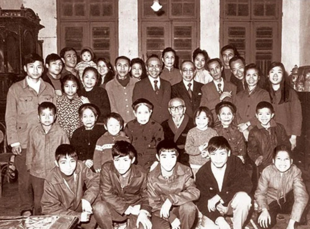 Ông chủ tiệm vàng giàu nức tiếng từng góp công lớn trong Tuần lễ Vàng do Bác Hồ phát động, các con đều là Giáo sư, Tiến sĩ, nhà thơ lừng danh