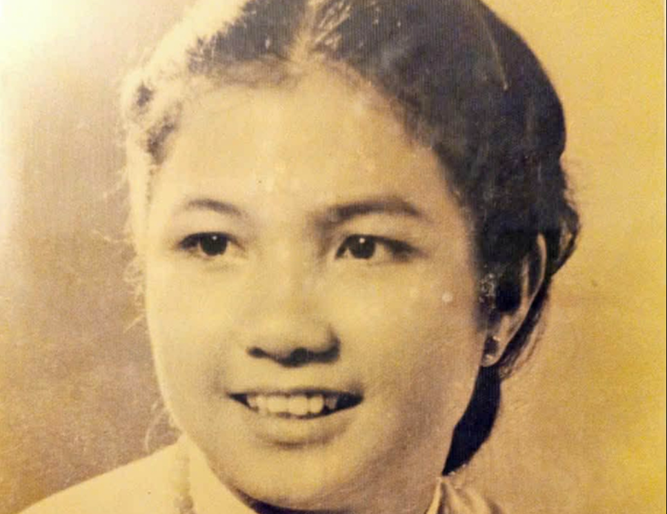 'Hoa khôi Hà Nội' từng đứng trong lồng kính để công chúng chiêm ngưỡng: Cháu ngoại của chủ nhà máy gạch lớn nhất nhì miền Bắc, lấy chồng thiếu gia phố cổ, sau phải bán xôi chè ở chợ