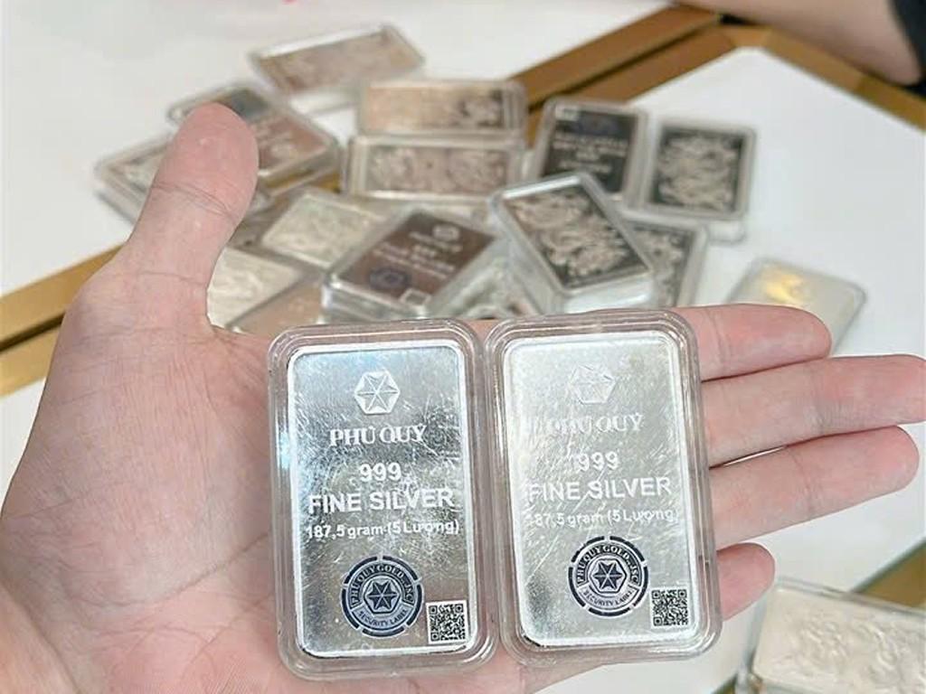 Giá bạc giằng co quanh 75 USD/ounce, dự báo biến động mạnh do thiếu hụt nguồn cung