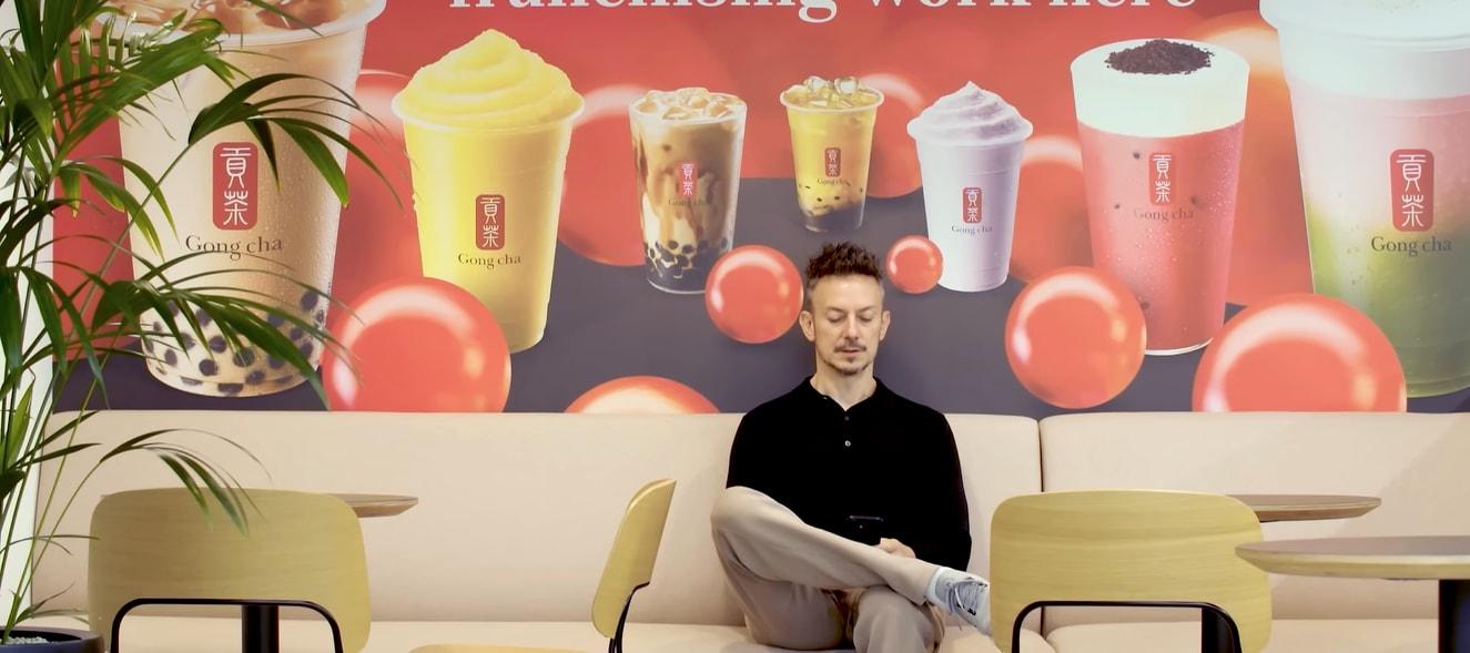 Bỏ việc ngân hàng đi bán trà sữa, U40 thu tiền tỷ mỗi năm