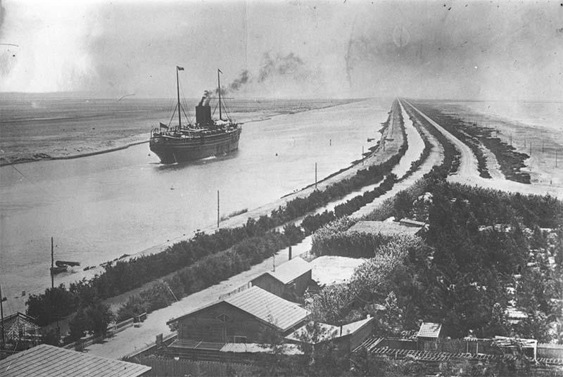 Huy động 1,5 triệu người tham gia đào 75 triệu m³ đất cát trong suốt 10 năm, xây tuyến đường thủy huyết mạch dài gần 200km, có khả năng ‘đón’ những siêu tàu chở hàng lớn nhất thế giới