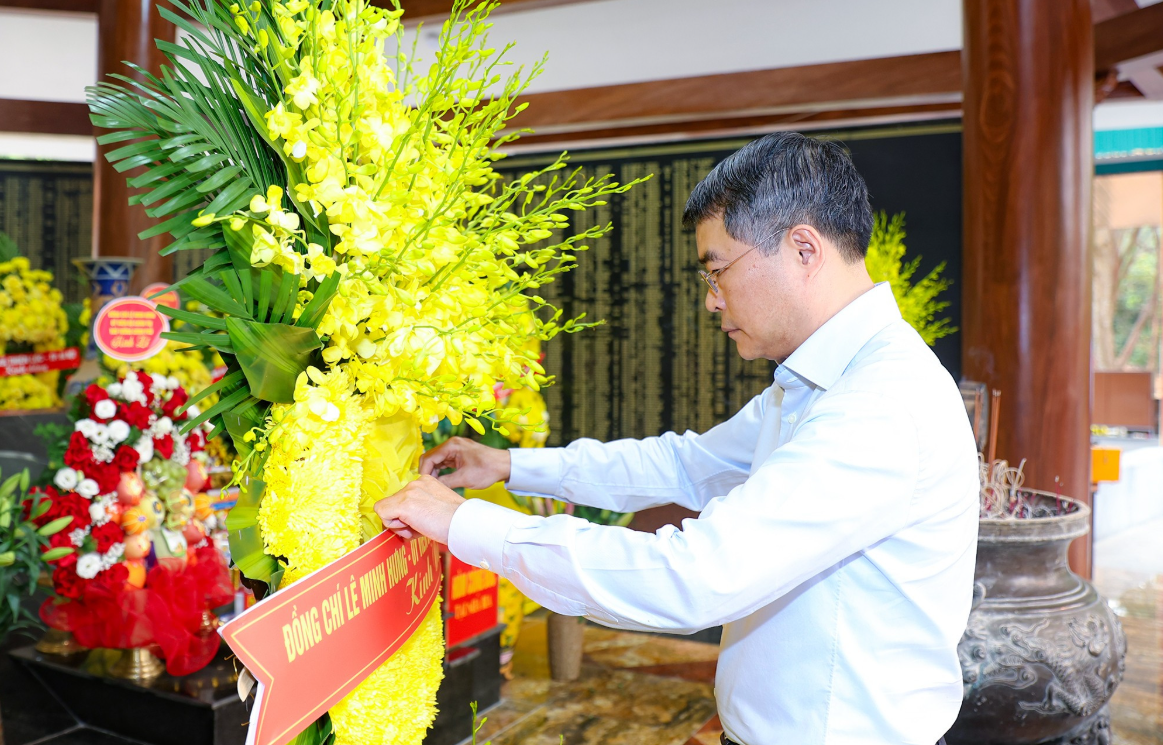 Thủ tướng Chính phủ Lê Minh Hưng dâng hương tại Ngã ba Đồng Lộc