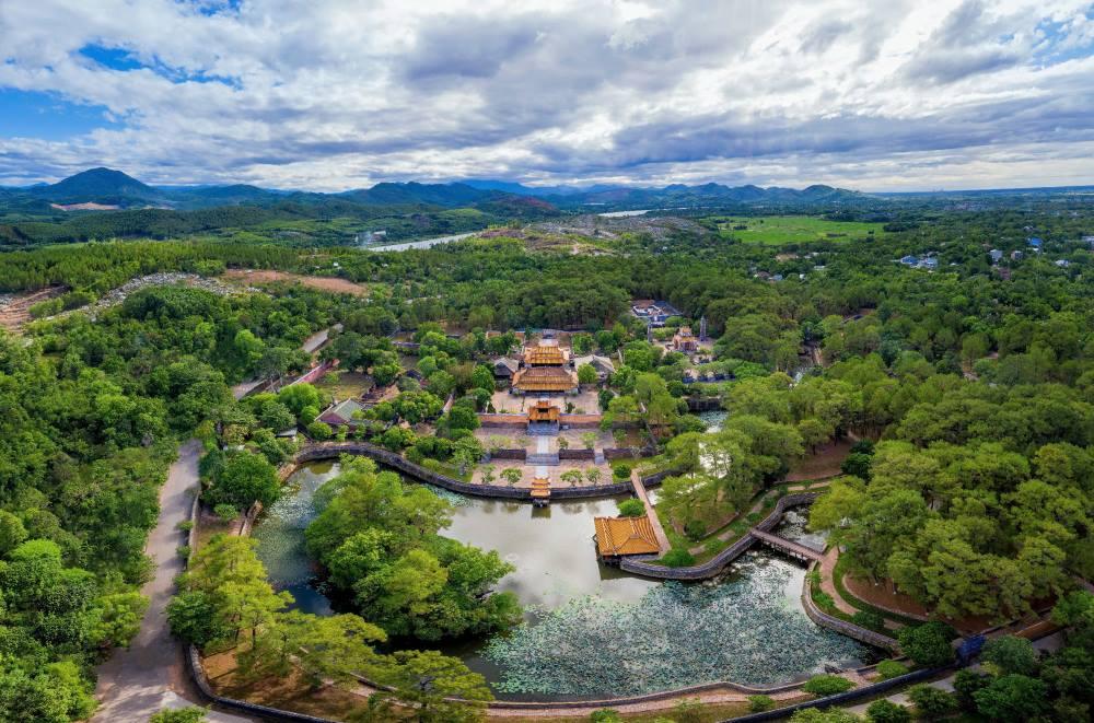 Vị vua có 103 người vợ nhưng không có con ruột, nhận 3 người cháu làm con nuôi, huy động hàng vạn binh lính và phu phen xây dựng lăng tẩm trong gần 40 năm