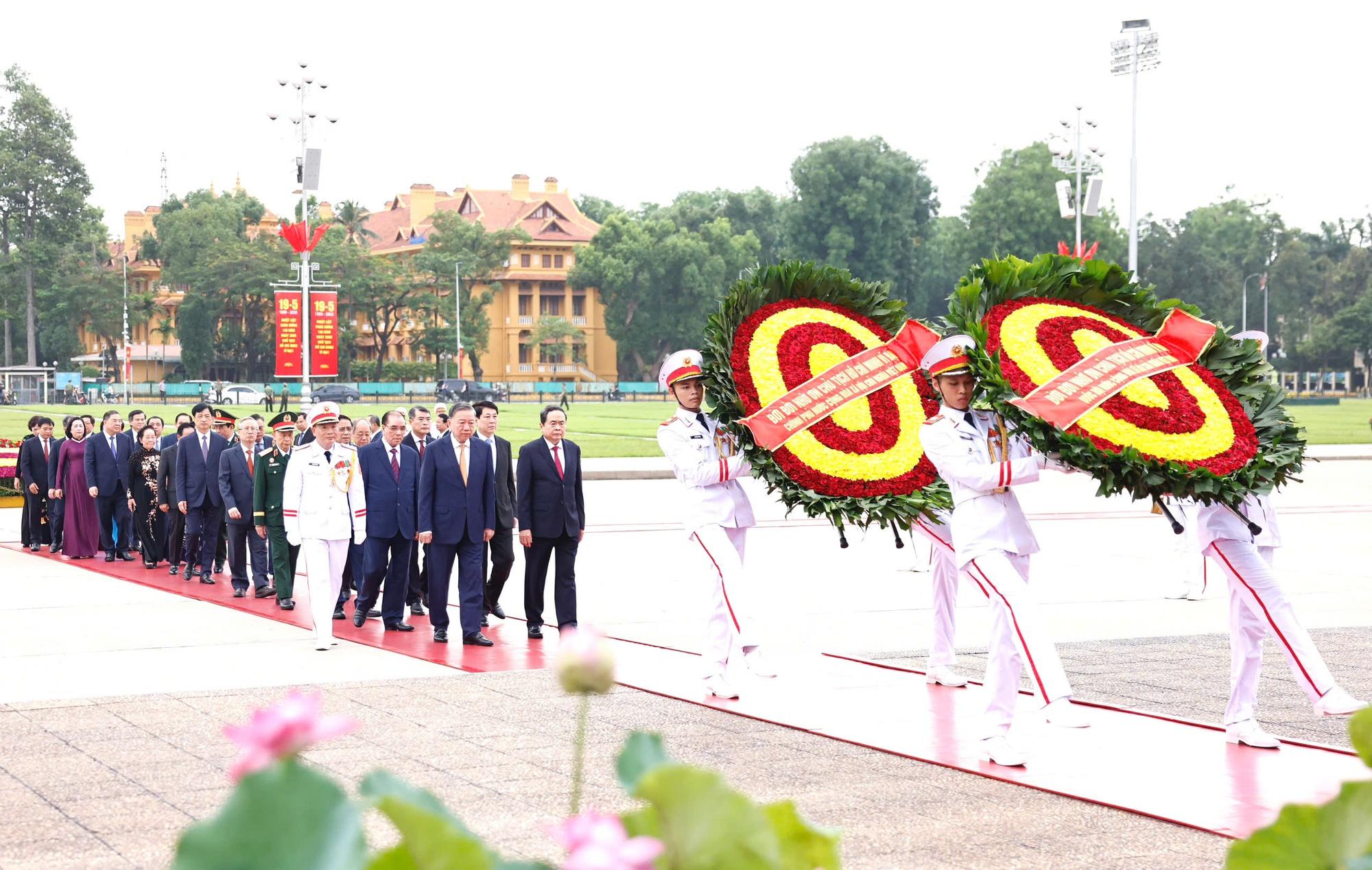 Lãnh đạo Đảng, Nhà nước vào Lăng viếng Chủ tịch Hồ Chí Minh nhân kỷ niệm 136 năm Ngày sinh của Người Lãnh đạo Đảng, Nhà nước vào Lăng viếng Chủ tịch Hồ Chí Minh nhân kỷ niệm 136 năm Ngày sinh của Người