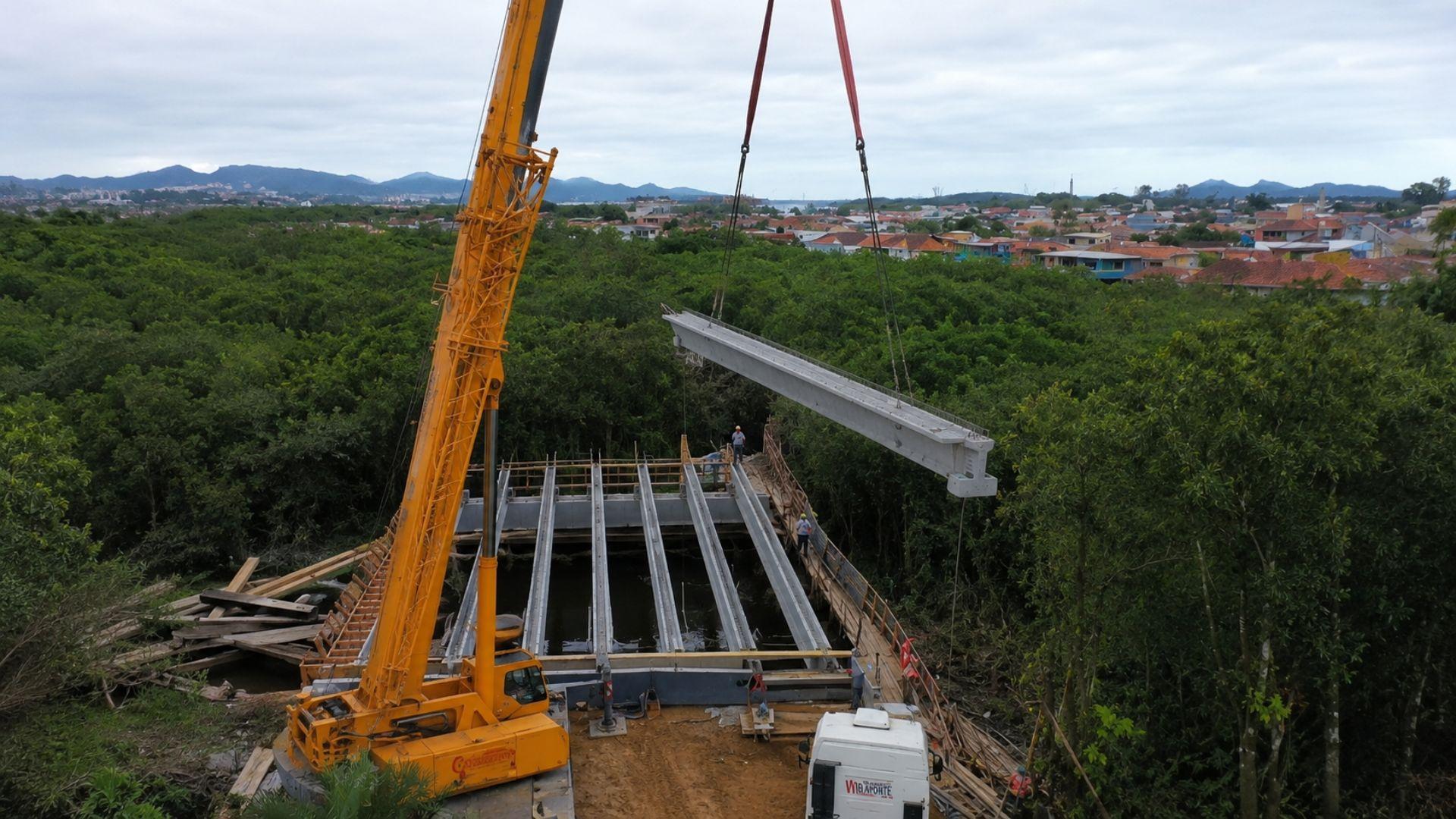 Huy động cần cẩu khổng lồ lắp 72 dầm bê tông đúc sẵn để xây cầu bắc qua sông, vốn đầu tư hơn 224 tỷ đồng Huy động cần cẩu khổng lồ lắp 72 dầm bê tông đúc sẵn để xây cầu bắc qua sông, vốn đầu tư hơn 224 tỷ đồng