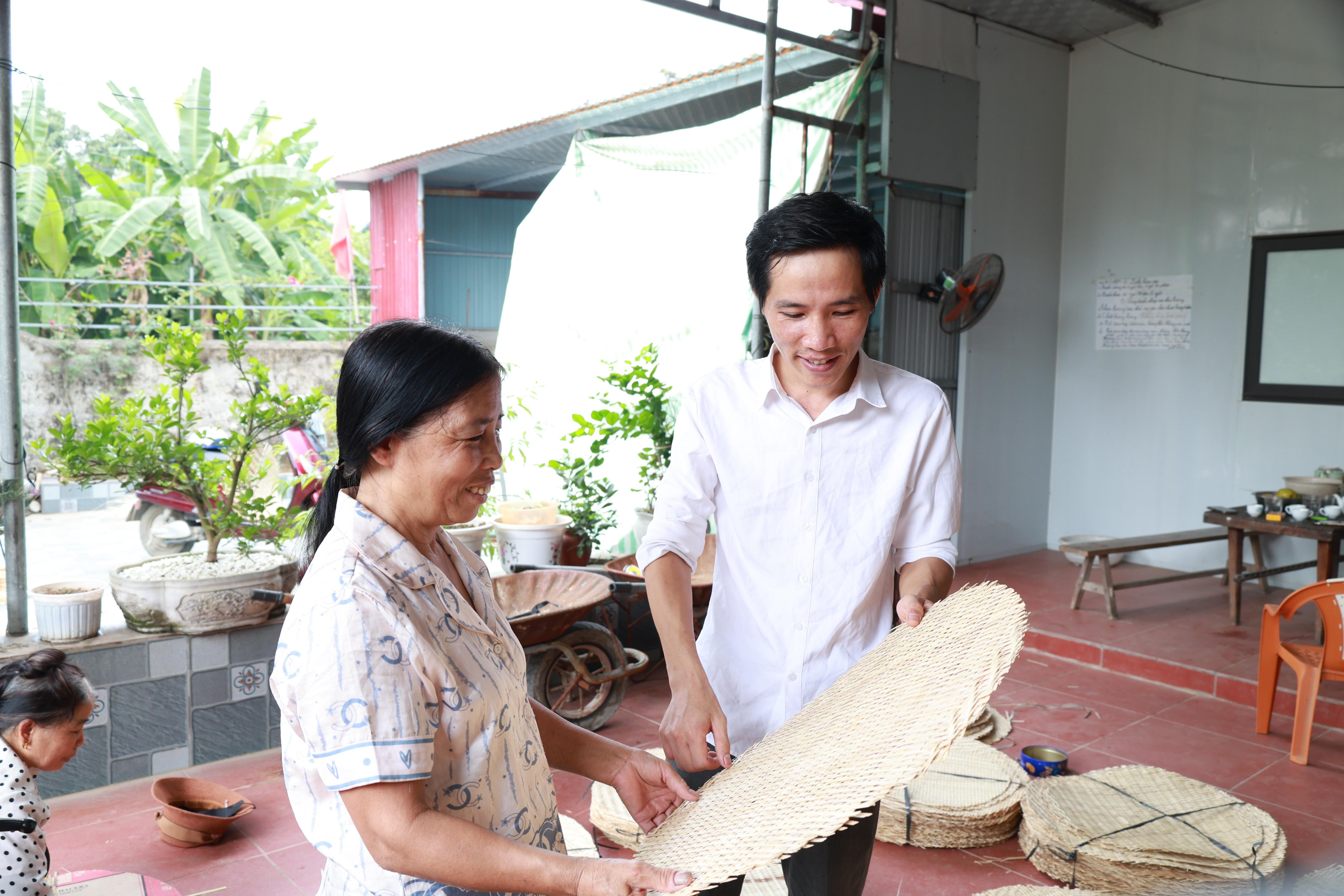 Bỏ phố về làng, thạc sĩ trẻ khởi nghiệp thành công với nghề truyền thống Bỏ phố về làng, thạc sĩ trẻ khởi nghiệp thành công với nghề truyền thống