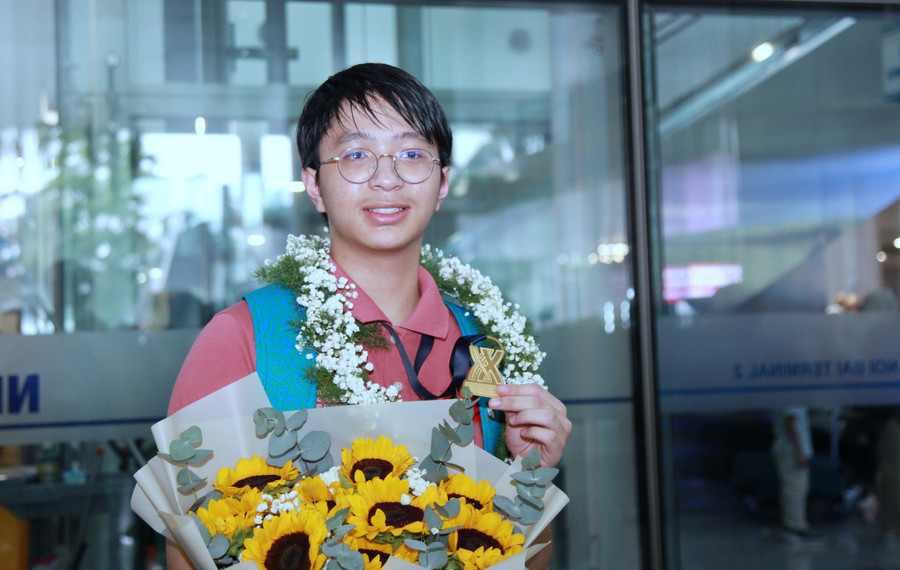 'Thần đồng' người Việt 2 lần giành Huy chương Vàng Olympic Hóa học quốc tế: Thủ khoa trường chuyên danh tiếng, có bố là giảng viên đại học, mẹ là bác sĩ