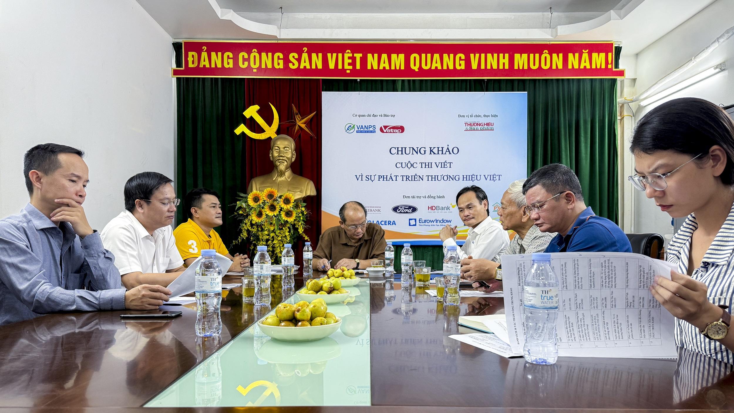 30 tác phẩm xuất sắc nhất lọt vào vòng chung khảo Cuộc thi viết “Vì sự phát triển thương hiệu Việt” 30 tác phẩm xuất sắc nhất lọt vào vòng chung khảo Cuộc thi viết “Vì sự phát triển thương hiệu Việt”