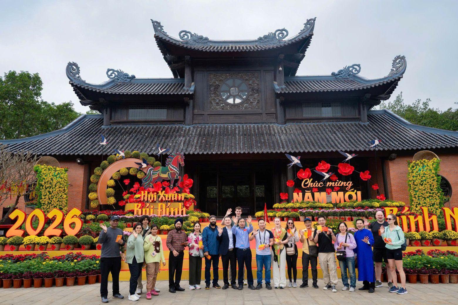 Ninh Bình đón hơn 1,36 triệu lượt khách dịp Tết, doanh thu vượt 2.000 tỷ đồng Ninh Bình đón hơn 1,36 triệu lượt khách dịp Tết, doanh thu vượt 2.000 tỷ đồng