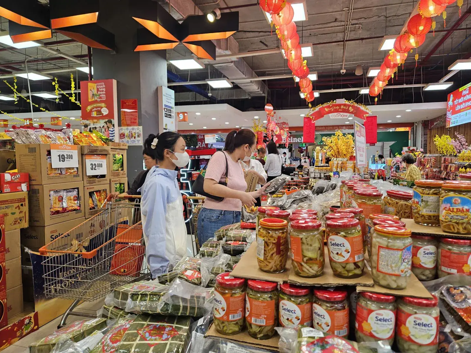 Thị trường hàng hóa mùng 4 Tết: Kênh phân phối đồng loạt mở cửa