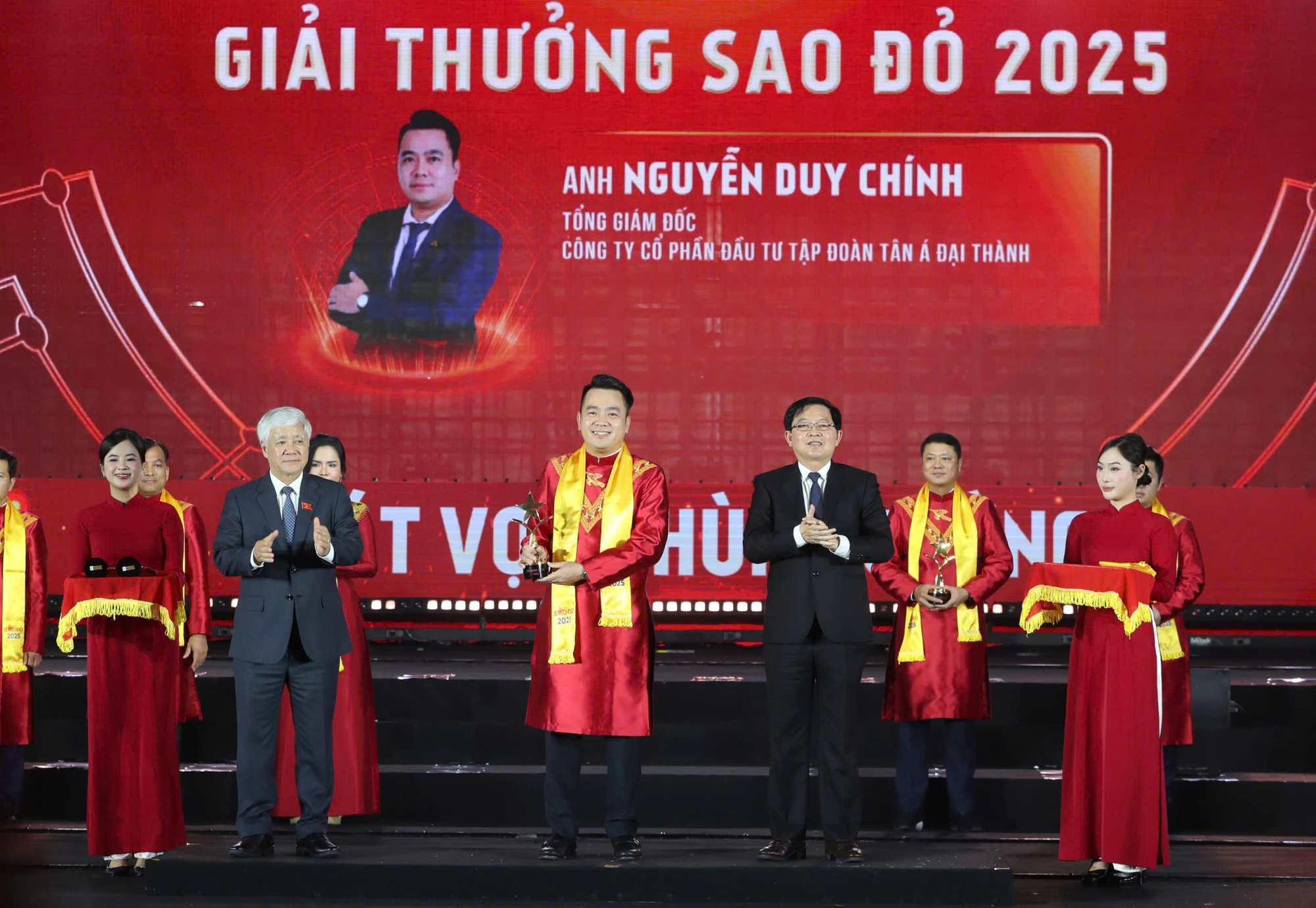 Chân dung CEO sinh năm 1985 trúng cử HĐND TP. Hà Nội: 'Hậu duệ' của gia tộc 65 triệu USD, doanh nghiệp quy mô hơn 7.000 nhân sự Chân dung CEO sinh năm 1985 trúng cử HĐND TP. Hà Nội: 'Hậu duệ' của gia tộc 65 triệu USD, doanh nghiệp quy mô hơn 7.000 nhân sự