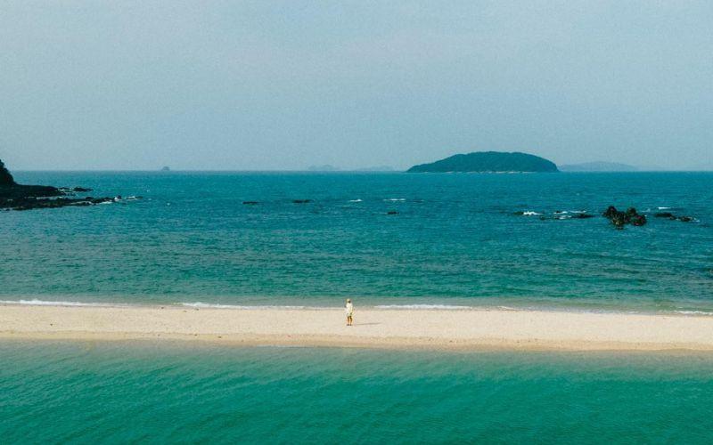 Phát hiện hòn đảo mang tên độc lạ giữa 'thiên đường biển' của miền Bắc: Sở hữu con đường xuyên biển, chỉ xuất hiện 1 giờ mỗi ngày