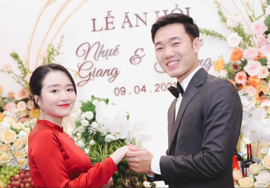 Cầu thủ nổi tiếng của Việt Nam sắp cưới vợ Giám đốc