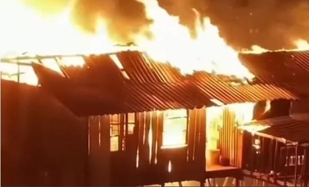 Hỏa hoạn thiêu rụi 1.000 căn nhà ven biển, hơn 9.000 cư dân phải sơ tán khẩn cấp