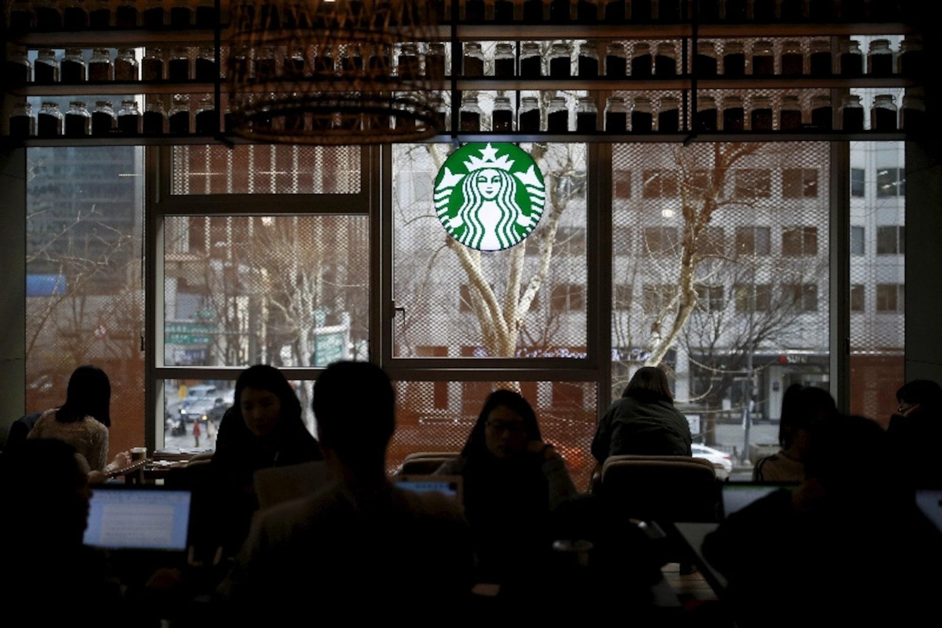 Dân Hàn Quốc tẩy chay Starbuck, CEO lập tức bị sa thải