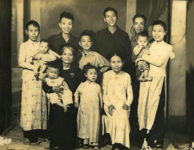 Gia đình hiếm hoi có 2 bà cháu cùng là NSND: Bà nội là 'tổ nghiệp' của sân khấu chèo, được nhận Huân chương Lao động, cháu gái được Đại tá Tự Long xem như người mẹ thứ 2