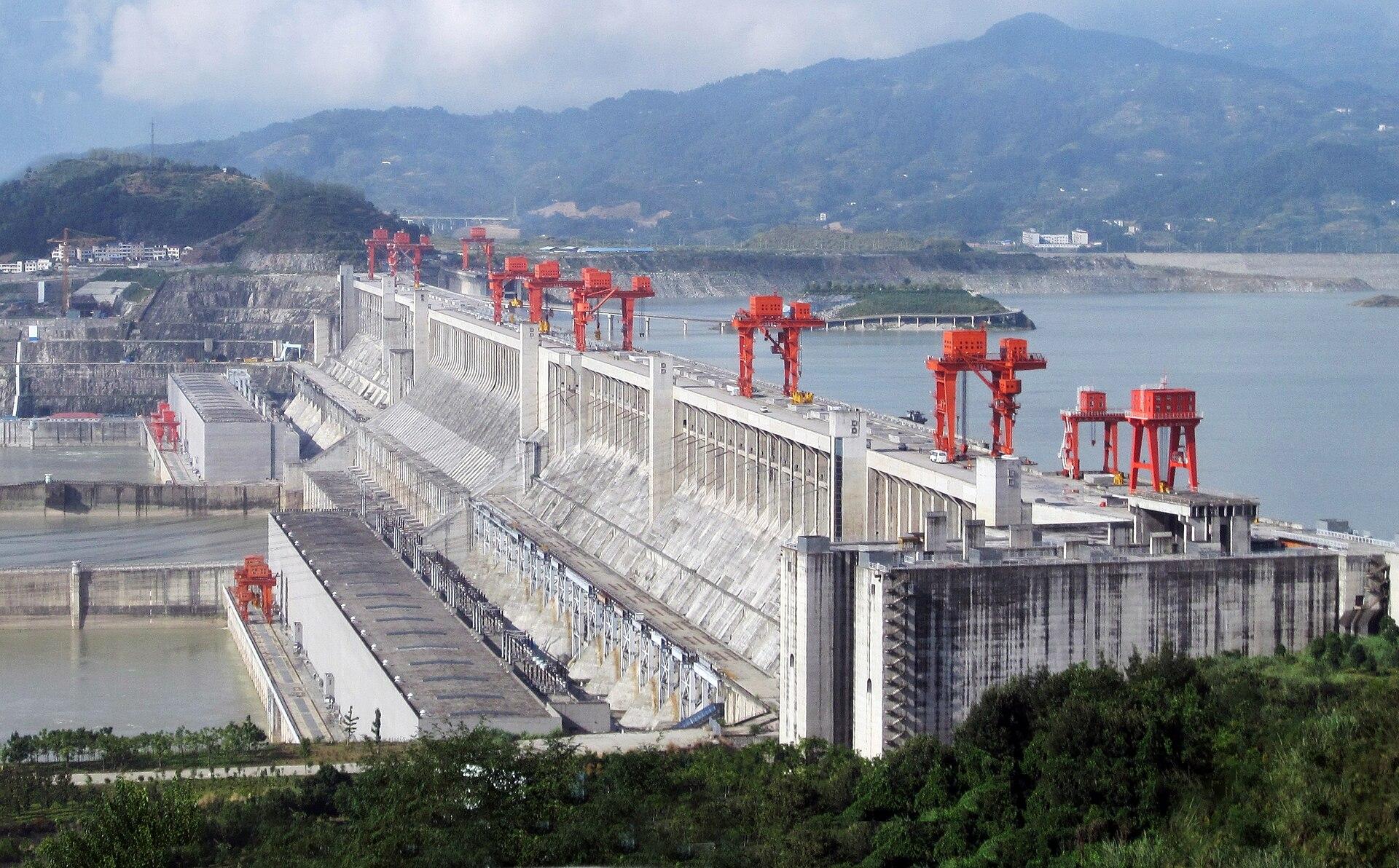 Đánh sập 186.000m3 bê tông nặng 440.000 tấn xuống sông để xây công trình thủy điện lớn nhất thế giới, vốn đầu tư hơn 975.800 tỷ đồng Đánh sập 186.000m3 bê tông nặng 440.000 tấn xuống sông để xây công trình thủy điện lớn nhất thế giới, vốn đầu tư hơn 975.800 tỷ đồng