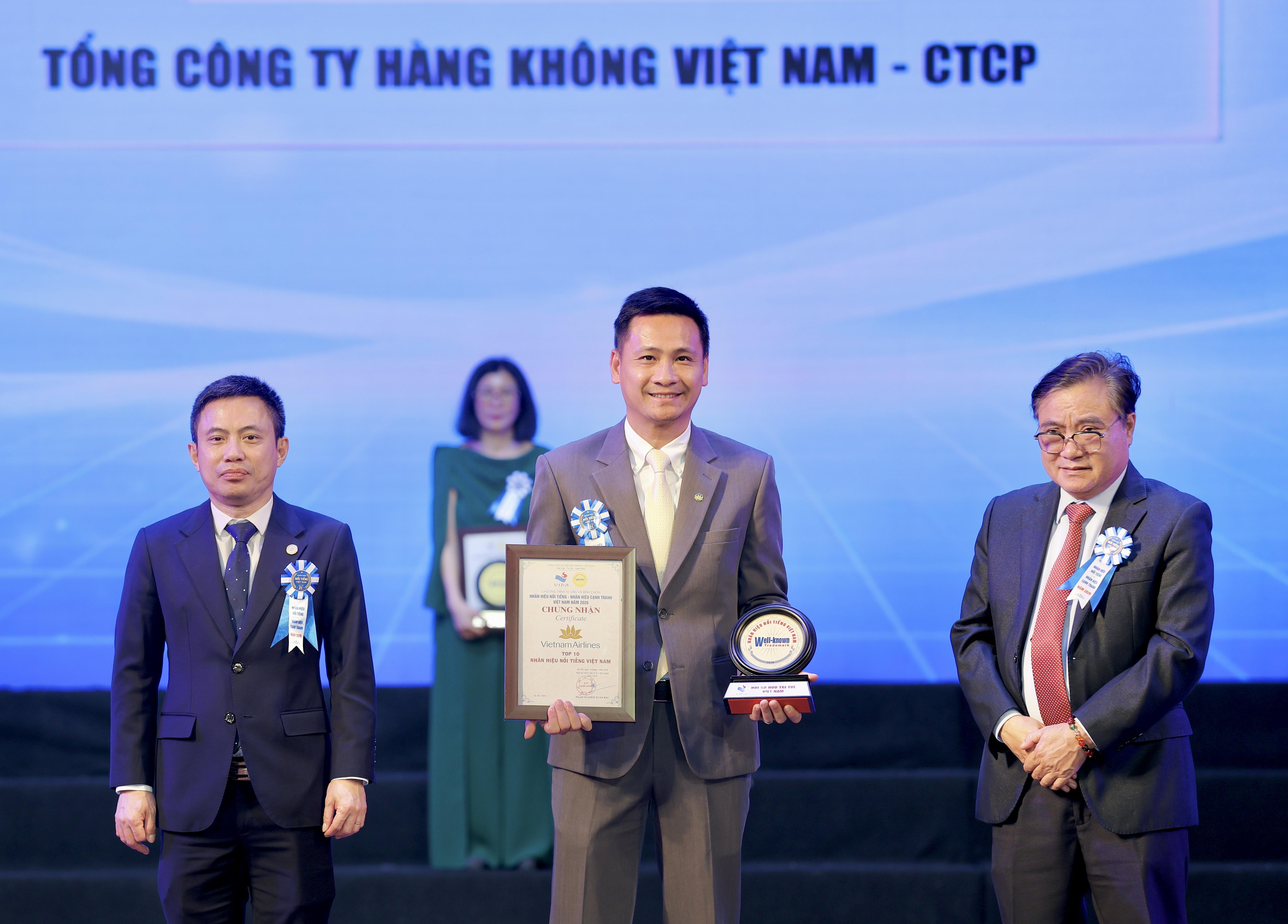 Vietnam Airlines nối dài 11 năm liên tiếp trong Top 10 Nhãn hiệu nổi tiếng Việt Nam Vietnam Airlines nối dài 11 năm liên tiếp trong Top 10 Nhãn hiệu nổi tiếng Việt Nam