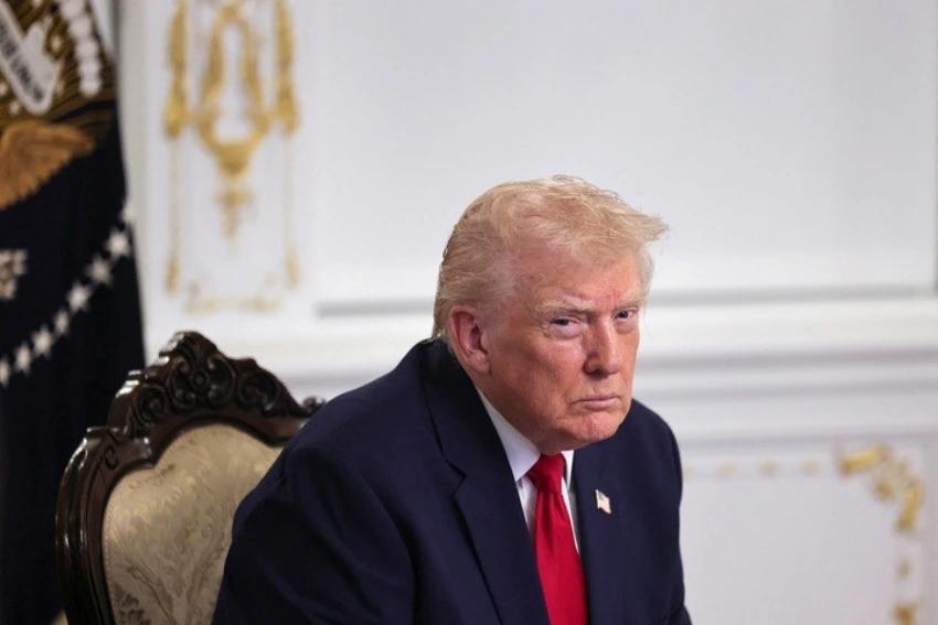 Trợ lý của ông Trump bị cáo buộc 'tuồn' tin mật ra sàn cá cược