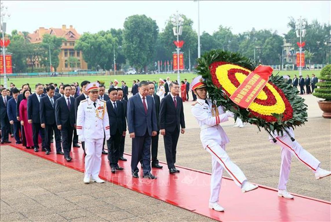Ban Chấp hành Trung ương Đảng vào Lăng viếng Chủ tịch Hồ Chí Minh Ban Chấp hành Trung ương Đảng vào Lăng viếng Chủ tịch Hồ Chí Minh