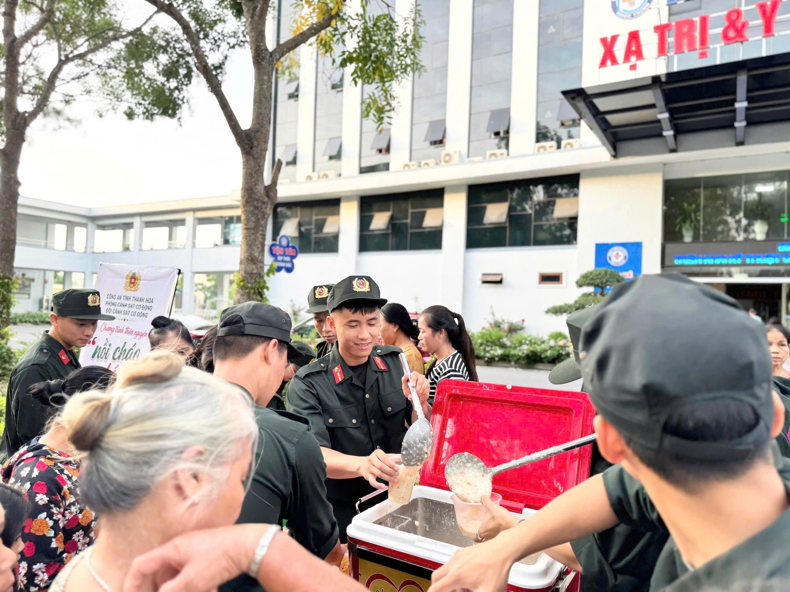 Phòng Cảnh sát Cơ động Công an tỉnh Thanh Hóa trao yêu thương qua chương trình "Nồi cháo nhân ái" tại Bệnh viện Đa khoa Phúc Thịnh Phòng Cảnh sát Cơ động Công an tỉnh Thanh Hóa trao yêu thương qua chương trình "Nồi cháo nhân ái" tại Bệnh viện Đa khoa Phúc Thịnh