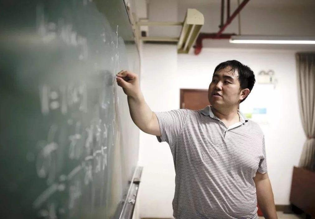 ‘Thần đồng’ Toán học 6 tuổi học xong Tiểu học, ‘vượt mặt’ nhiều anh lớn, hiện ở tuổi 42 đang làm công việc gì sau lần ‘trượt dài’?