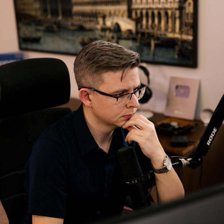 U40 kiếm hơn 5 tỷ mỗi tháng nhờ mặc cả mua xe Lexus giúp khách