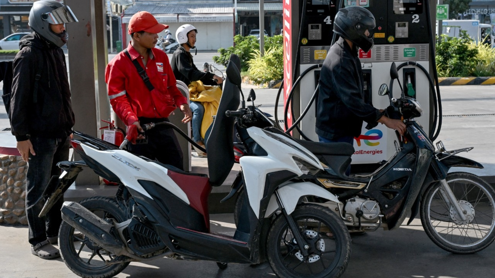 Campuchia chỉ còn đủ xăng dầu dùng trong chưa đầy 1 tháng, hơn 2.000 trạm xăng đóng cửa