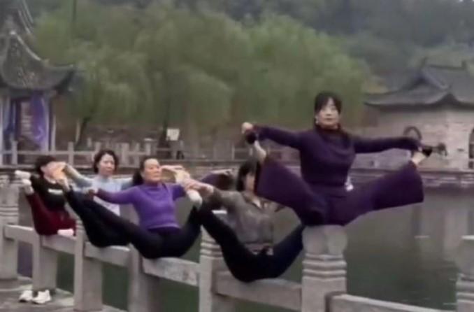 5 người phụ nữ tập yoga trên lan can đá trong khu du lịch khiến nhiều người xem ‘thót tim’
