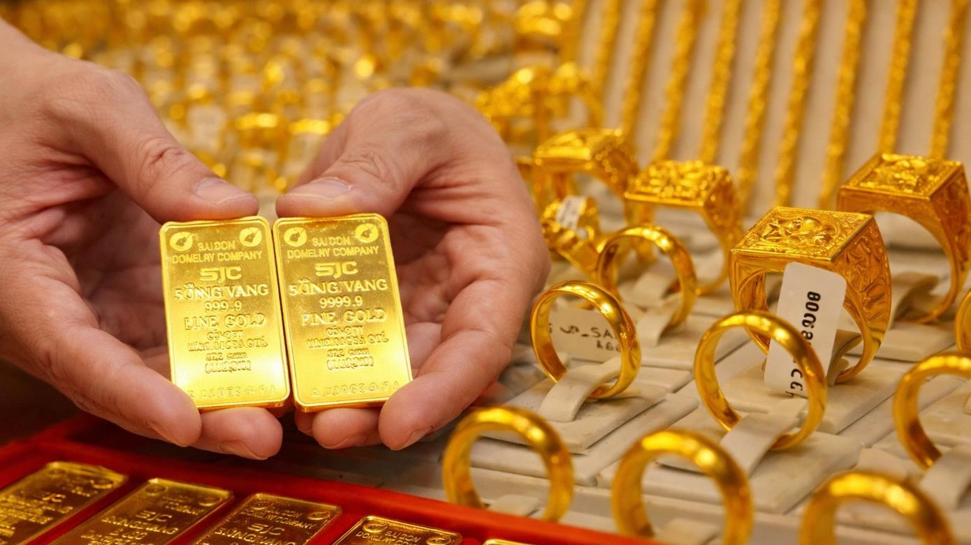 Giá vàng bật tăng mạnh, chạm mốc 163,5 triệu đồng/lượng